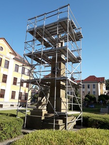 Začala oprava pomníku I. a II. světové války v Komenského ulici