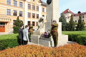 K 75. výročí od ukončení II. světové války položilo vedení města k památníkům padlých květiny