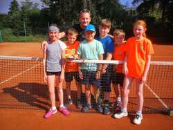 Vítězové krajské přeboru mladších žáků 2020! Hráči zleva: N. Jará, D. Špelda, O. Neuman, R. Gall, M. Kubeček, A. Šebestová. Všeobjímající kapitán: P. Špelda!