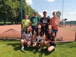 Vítězové krajské soutěže dorostu 2020. Zleva horní řada: P. Rada, D. Fučík, M. Lelek, L. Stuchlík (chybí A. Vejrek), dolní řada zleva: L. Madarasová, D. Drtinová, K. Neumanová