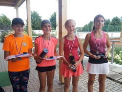 Finalistky čtyřher domácího turnaje mladších žákyň (vprostřed vítězky naše N. Jará a L. Mertlíková z Č. Skalice, vlevo naše Šárka Gavelková, vpravo Sabina Macháčková z Týniště))