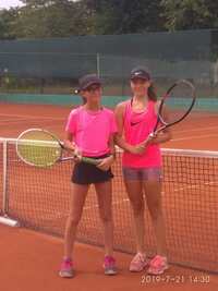 Kája Neumanová se spoluhráčkou Eliškou Nýdrlovou