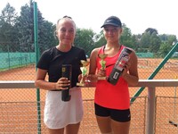 Kája Neumanová s druhou bronzovou hráčkou kosteleckého turnaje Natálkou Luštincovou