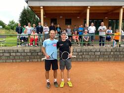 Finalisté Láďa Zelený (vítěz 6:2, 2:6, 6:4) a Ondra Labík s plnou kosteleckou tribunou.